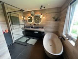 volledig nieuwe badkamer inclusief betonnen wastafel en betonnen ligbad