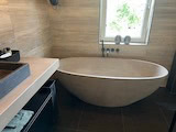 betonnen ligbad in nieuwe badkamer